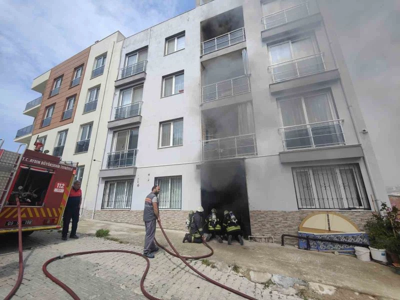 Kuşadası’nda ev yangını: 4 kişi dumandan etkilendi
