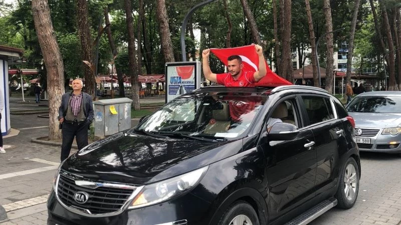 Dünya birincisi sporcu çiçeklerle karşılandı
