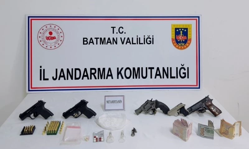 Batman’da bir şüphelinin üzerinden uyuşturucu ve silah çıktı
