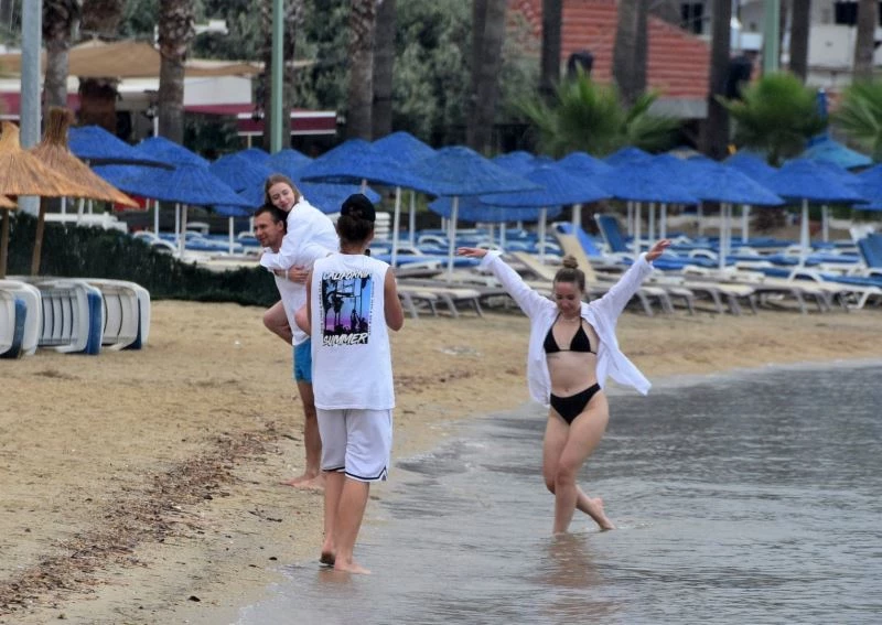 Yağışlı havaya rağmen denize girdiler
