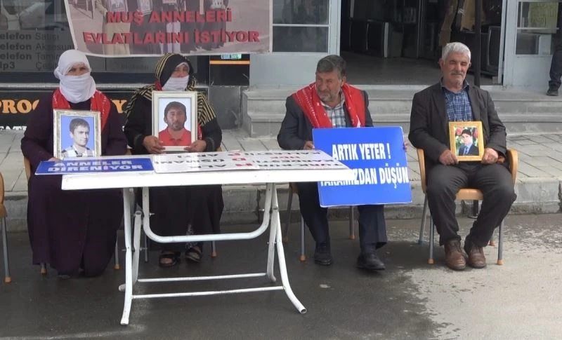 Ailelerin evlat nöbeti devam ediyor
