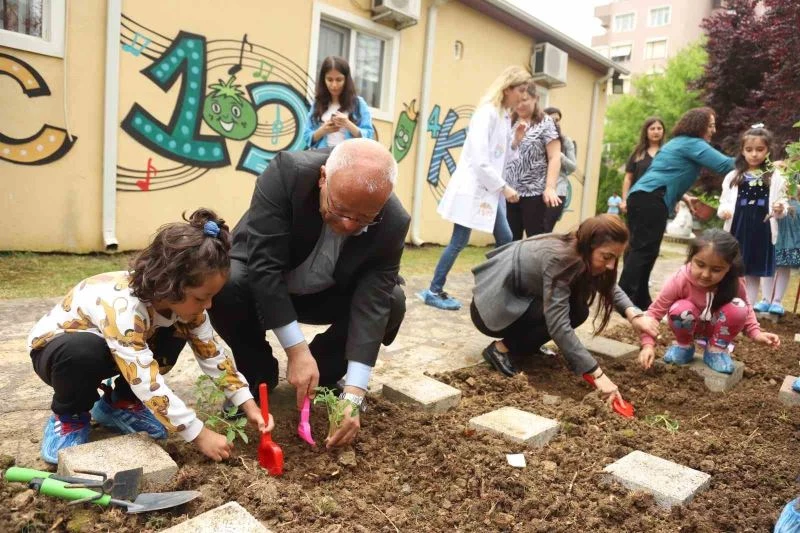 Kartal’da Minik eller toprakla buluştu
