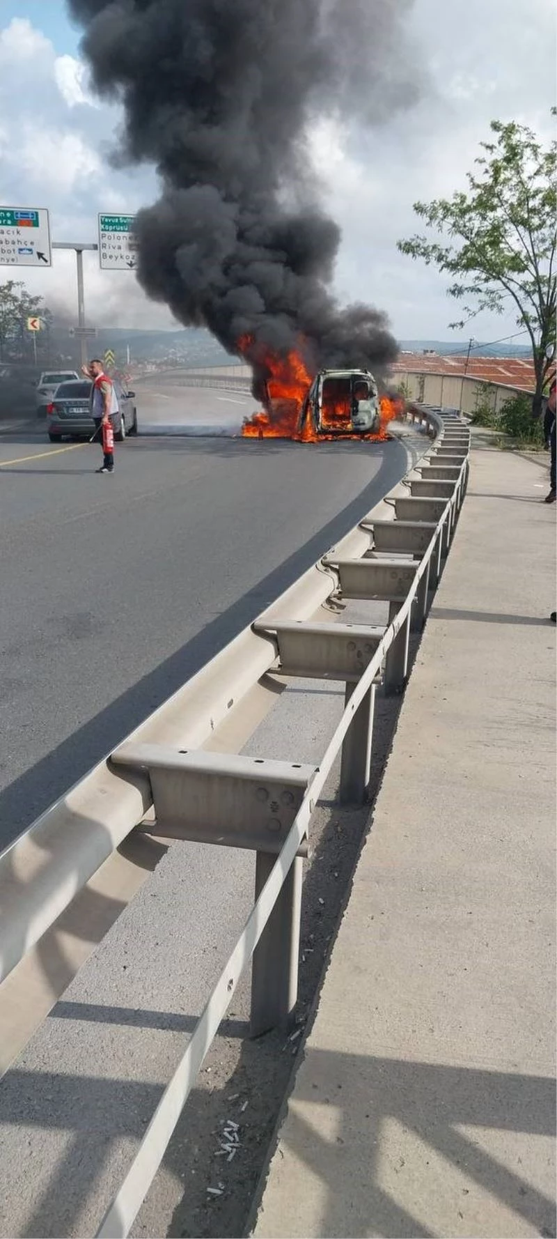 Beykoz’da hafif ticari araç alev alev yandı
