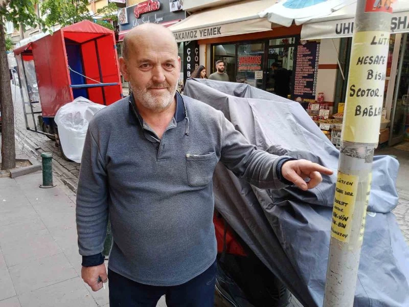 Etrafa bilinçsizce motosiklet ve scooter bağlayan vatandaşlara esnaftan esprili uyarı
