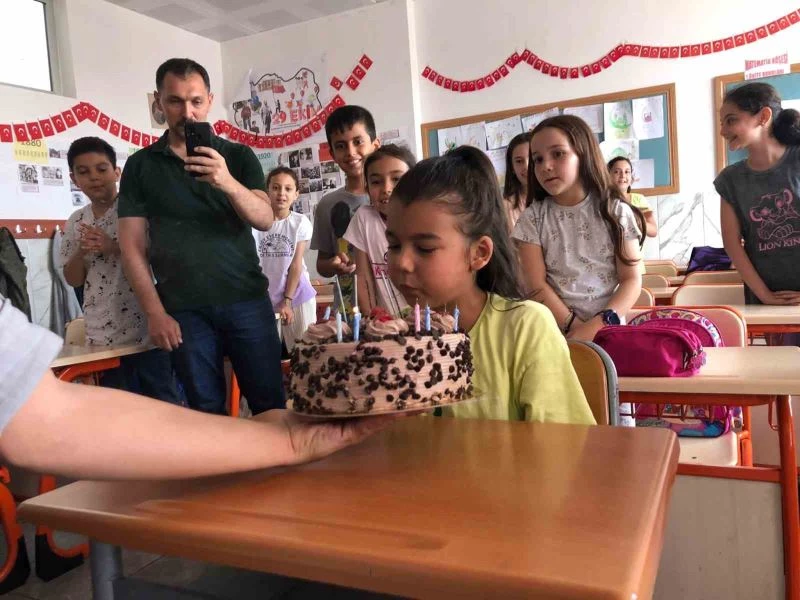 Depremde annesi ve abisini kaybeden öğrenciye doğum günü sürprizi
