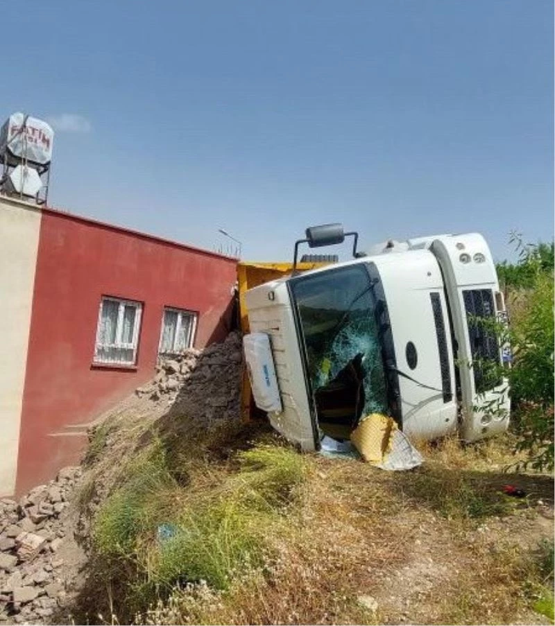 Şarampole yuvarlanan kamyonu ev kurtardı
