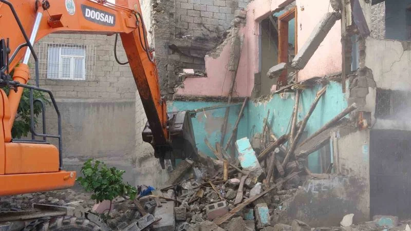 Siirt’te kentsel dönüşüm için ilk kepçe vuruldu
