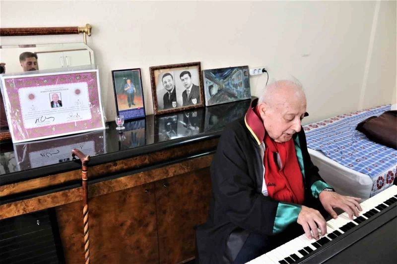 84 yaşında avukat oldu, azmin zaferini çeşitli dillerde piyano çalarak kutladı

