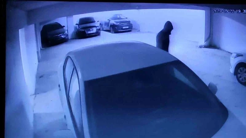 Sultangazi’de ilginç hırsızlık: Siteye dadanan hırsız kıyafet değiştirip akülü araç ve kablo çaldı
