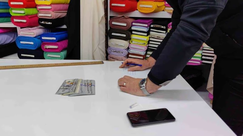 Sokakta bulduğu dolarları sahibine ulaştırdı
