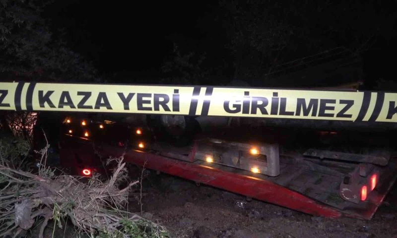 Kontrolden çıkan çekici şarampole devrilip hurdaya döndü: 2 ağır yaralı
