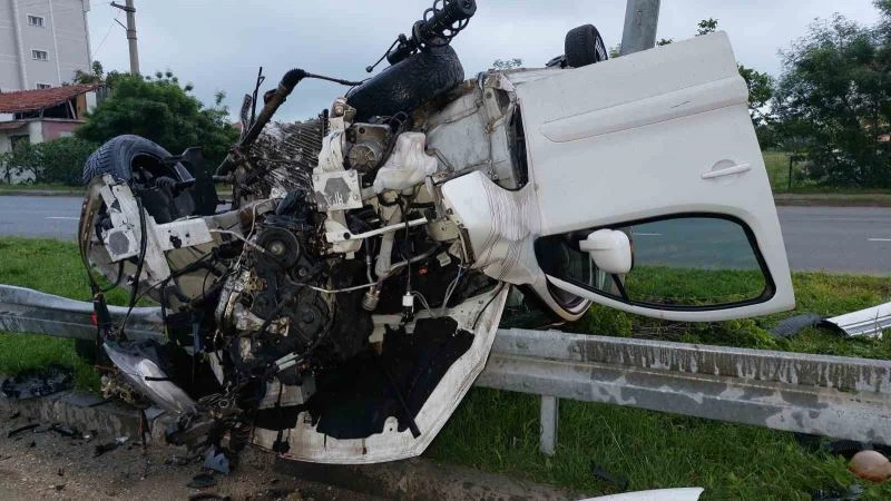 Bariyere çarpan hafif ticari araç takla attı: 1’i ağır 2 yaralı
