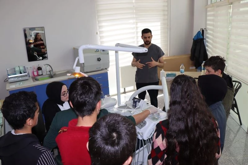 Doktorluk hayali olan gençler meslek hakkında bilgi aldı
