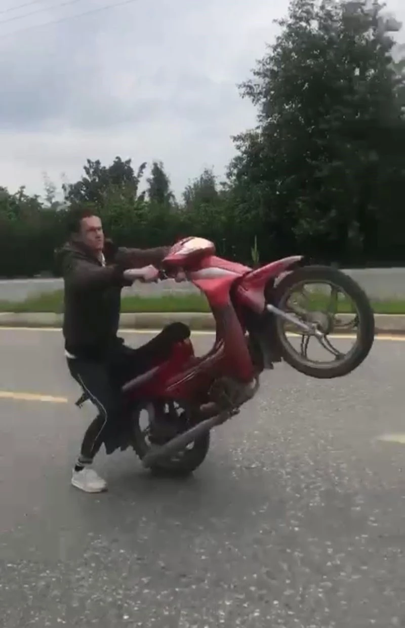 Motosikletli gencin tehlikeli oyunu kamerada
