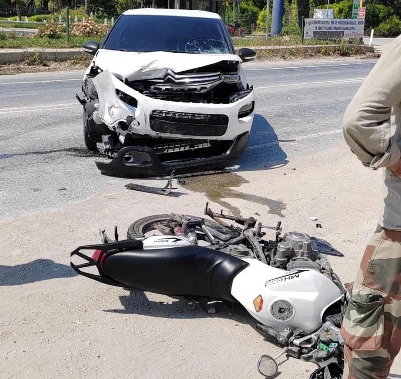Otomobil ile motosiklet kafa kafaya çarpıştı: 1 ağır yaralı
