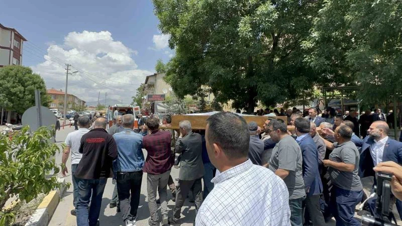 Aksaray’da 7. kattan düşerek hayatını kaybeden hemşire toprağa verildi
