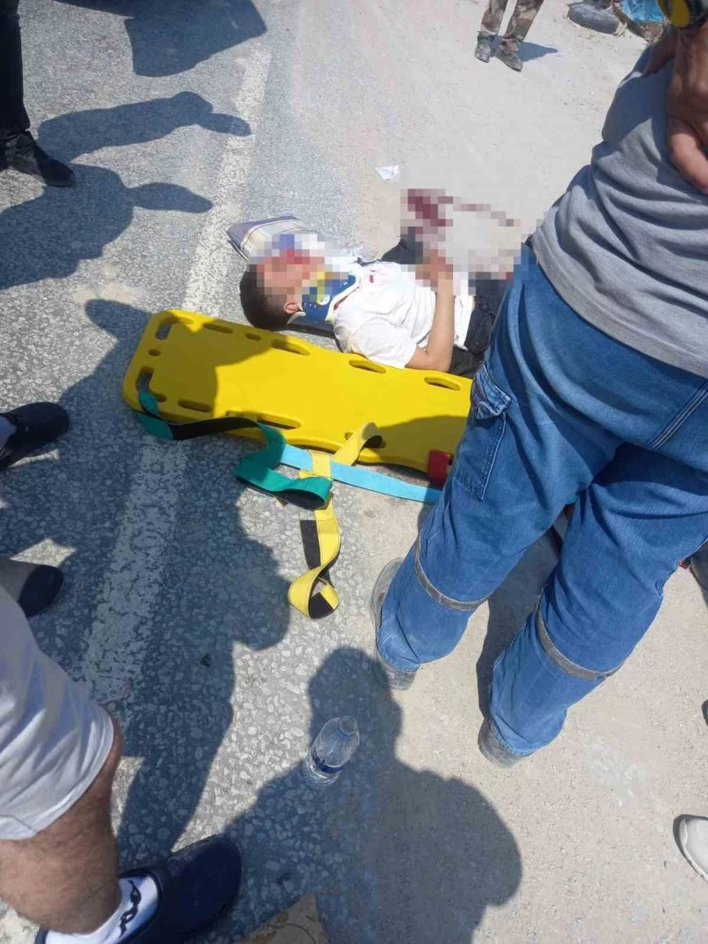 Motosiklet sürücüsü taklalar attı, çarpıştığı otomobil sürücüsü hiçbir şey olmamış gibi kaçtı
