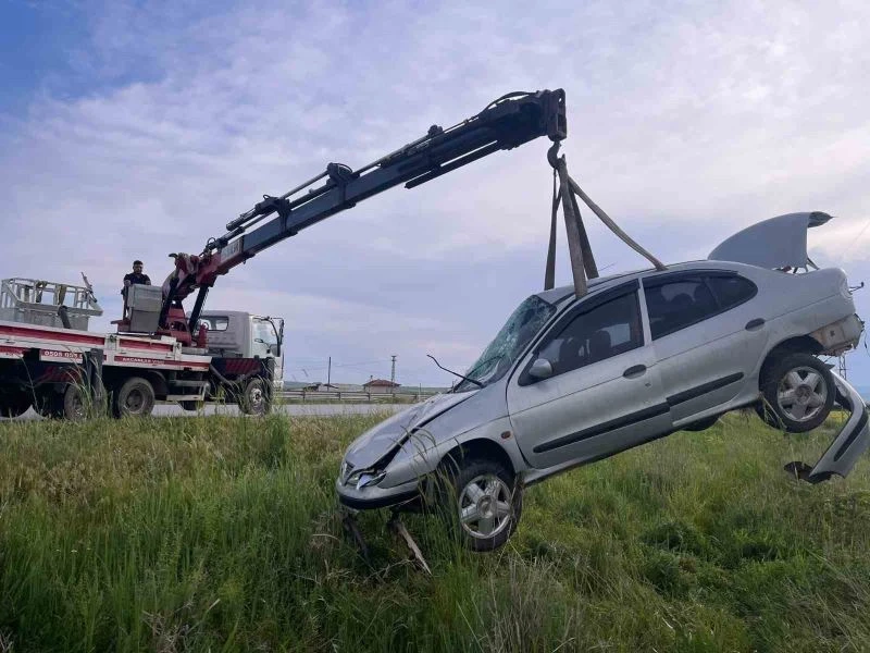 Kontrolden çıkan otomobil tarlaya devrildi: 2 yaralı
