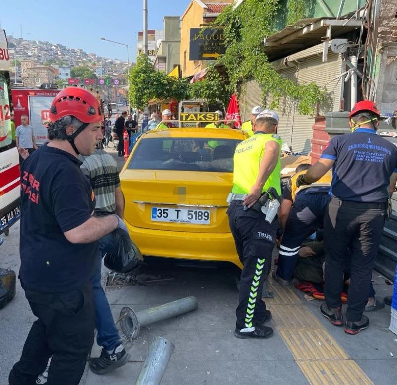 Kaldırımda yürürken taksinin altında kaldı
