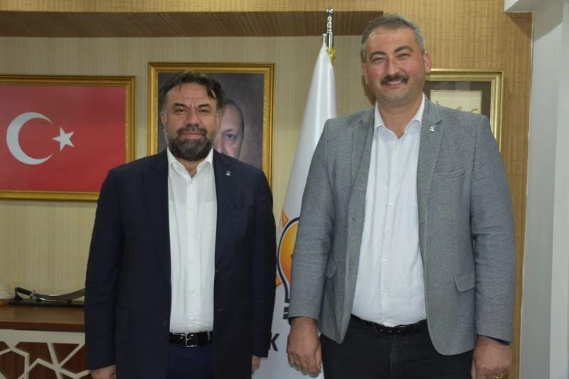 İstifa eden Gelecek Partisi Balıkesir İl Başkanı AK Parti rozeti taktı
