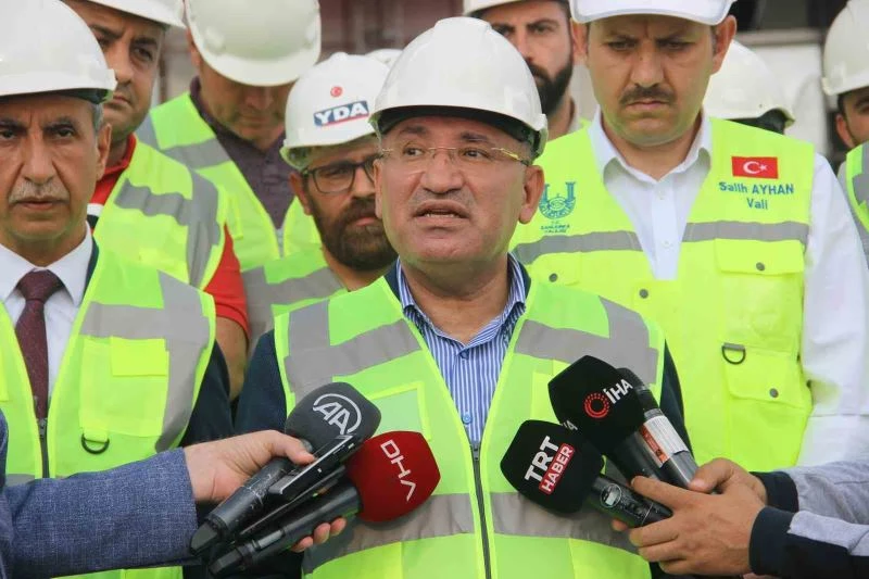 Adalet Bakanı Bozdağ, Şanlıurfa’da şehir hastanesi inşaatını gezdi
