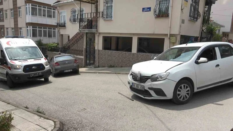 Sokak arasında otomobiller çarpıştı: 1 yaralı
