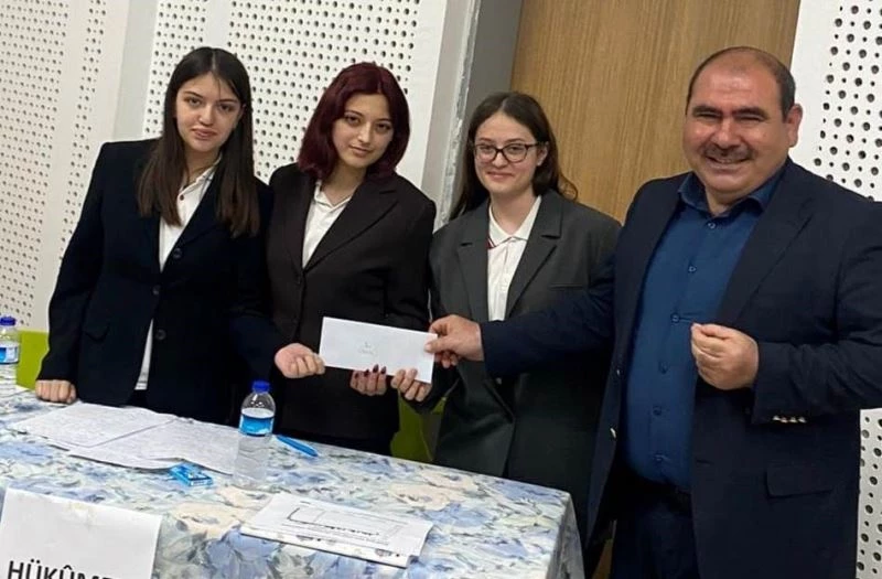 Kütahya Necip Fazıl Kısakürek Anadolu Lisesinde münazara turnuvası
