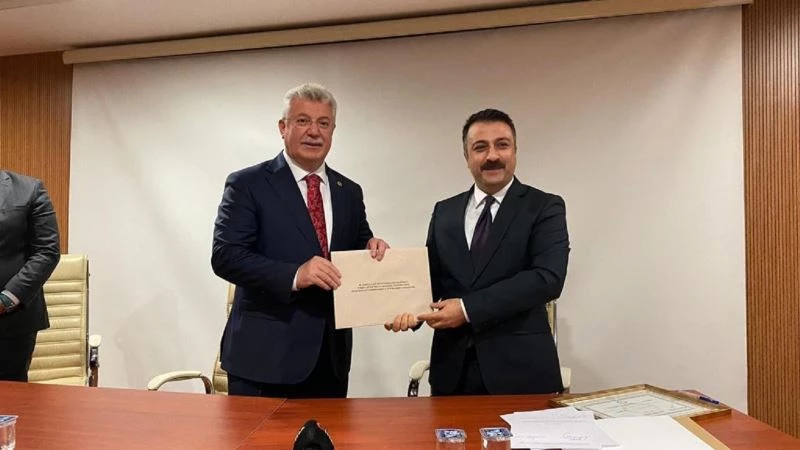 AK Parti Grup Başkanvekili Muhammet Emin Akbaşoğlu mazbatasını aldı
