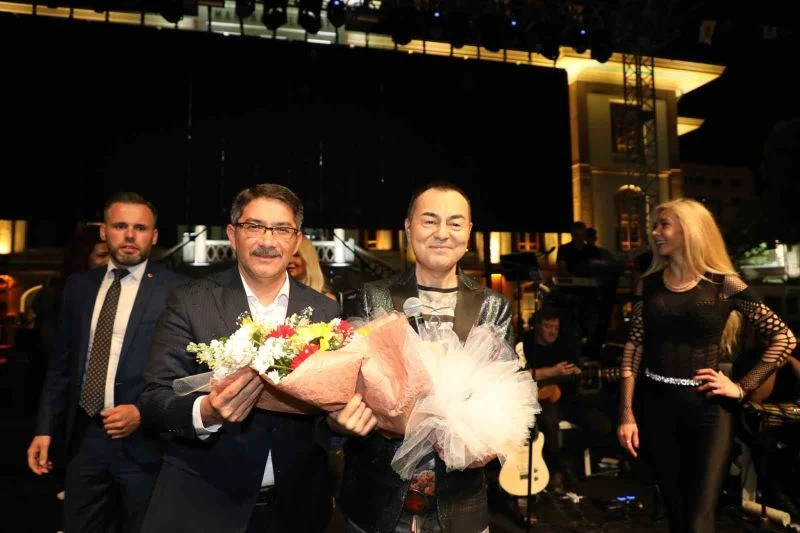 Manisalılar Serdar Ortaç ile coştu
