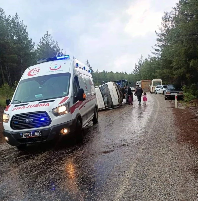 Tütün işçilerini taşıyan minibüs devrildi: 5 yaralı
