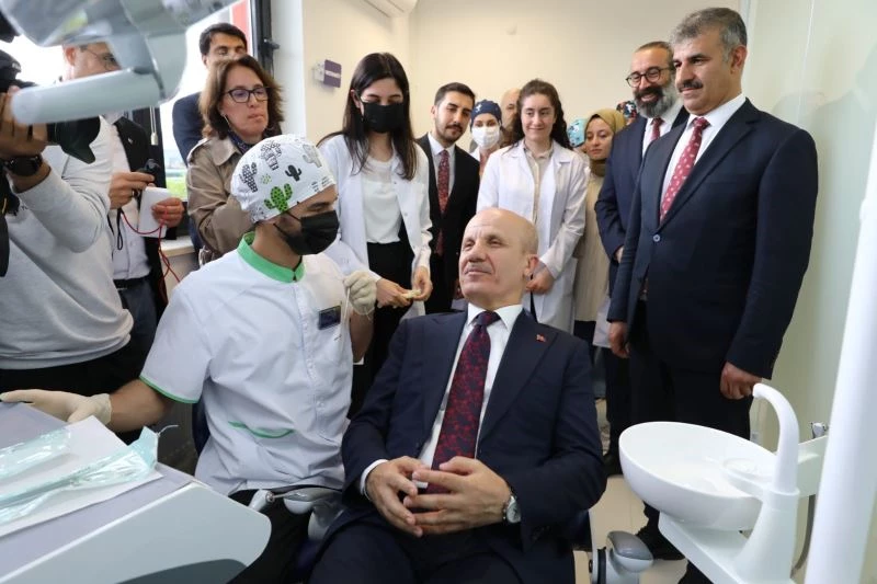Ağız ve diş sağlığı merkezinin açılış törenine katılan YÖK Başkanı Özvar, diş muayenesi oldu
