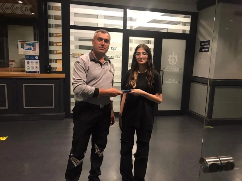 Büyükşehir ekipleri düşürülen cüzdan ve telefonu sahiplerine ulaştırdı
