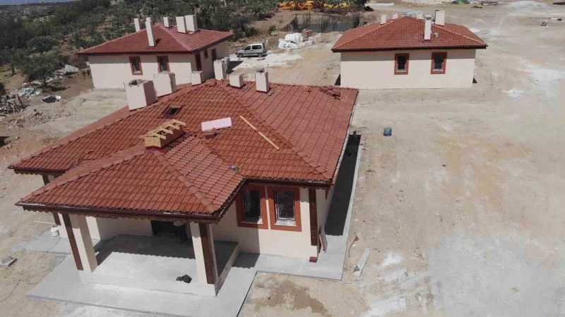 Yapımı tamamlanan 3 köy evini gezen depremzede: 