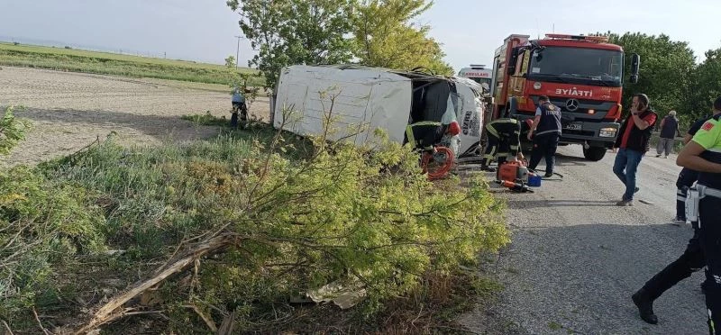 Karaman’da tarım işçilerini taşıyan minibüs devrildi: 16 yaralı

