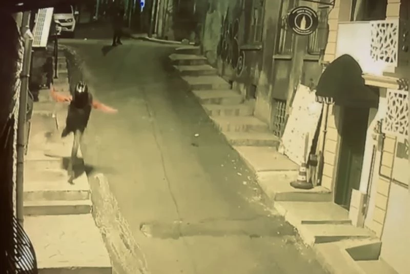 İstanbul’da korkunç cinayet kamerada: Kasklı gence kurşun yağdırdılar
