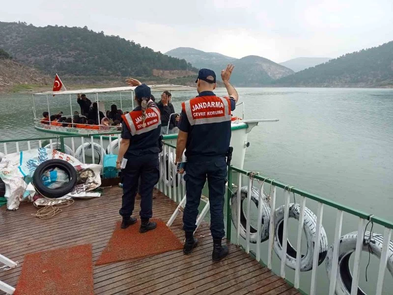 Jandarma çocuklara çevre ve sokak hayvanlarının nasıl korunacağını anlattı
