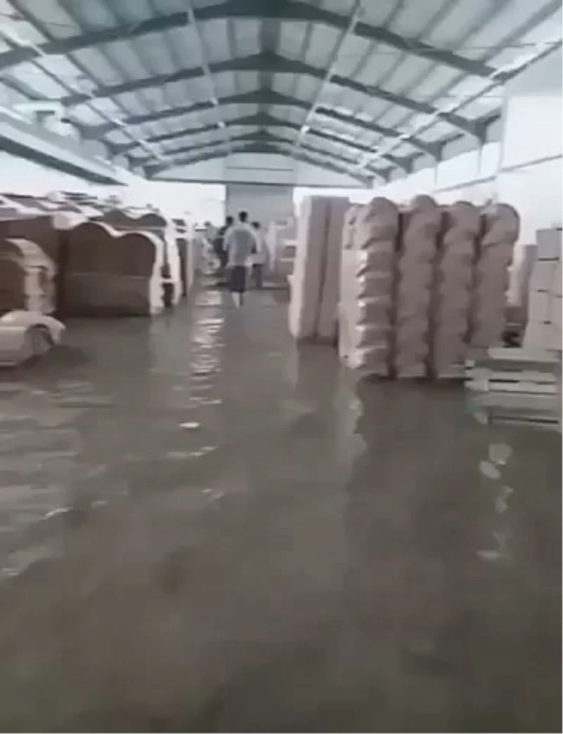 Vezirköprü’de sağanak: İş yerlerini su bastı
