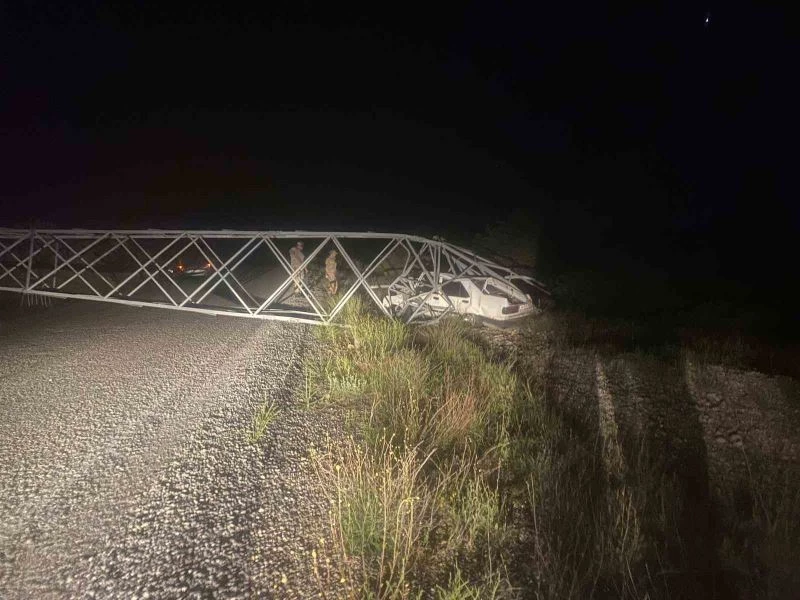 Alkollü sürücü çarptığı aydınlatma direğini yerinden söktü: 1 yaralı
