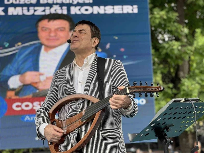 Duayen sanatçı Coşkun Sabah Düzceliler ile buluştu
