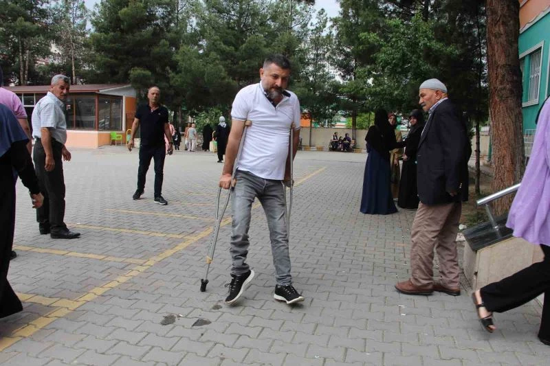 Oyunu kullanmak için engel tanımadı
