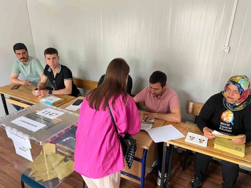 Depremin merkezi Kahramanmaraş’ta oy kullanma işlemi başladı

