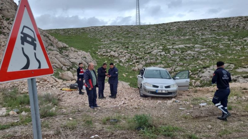 Kaygan zemin kazaya neden oldu: 3 yaralı
