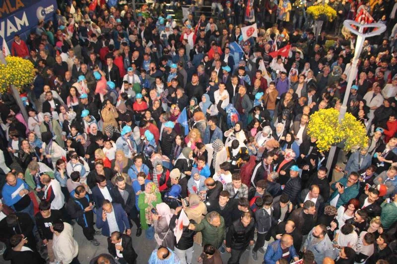 Cumhurbaşkanı Erdoğan’ın seçim zaferi Trabzon’da coşkuyla kutlanıyor
