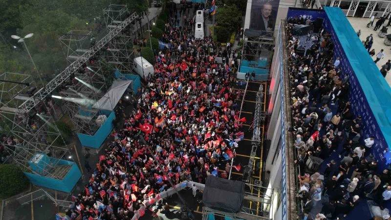 AK Parti İstanbul İl Başkanlığında seçim kutlamaları başladı
