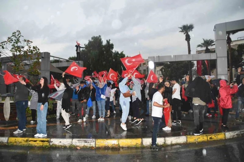 Söke’de Cumhurbaşkanı Erdoğan’ın seçim zaferi meydanda kutlandı
