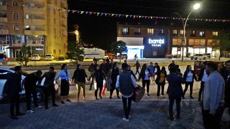 Yüksekova’da Erdoğan’ın kazanması halaylarla kutlandı
