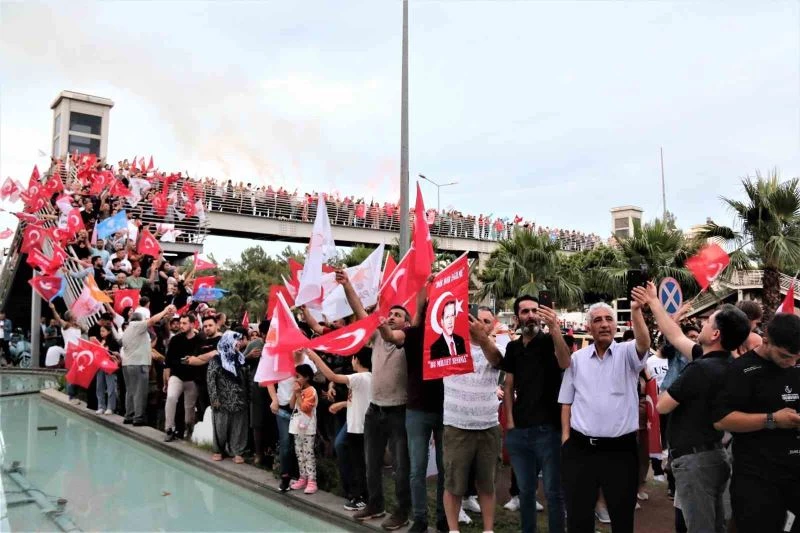 Bakan Çavuşoğlu’ndan zafer konuşması: “Bu millet sana güvenmiyorsa dön aynaya bak. Kaç seçimdir kaybediyorsun”
