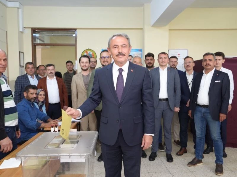 Denizli’de siyasiler oylarını kullandı
