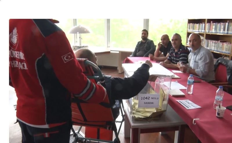 Ayağı kesilen adam oy kullanmaya tekerlekli sandalyeyle getirildi
