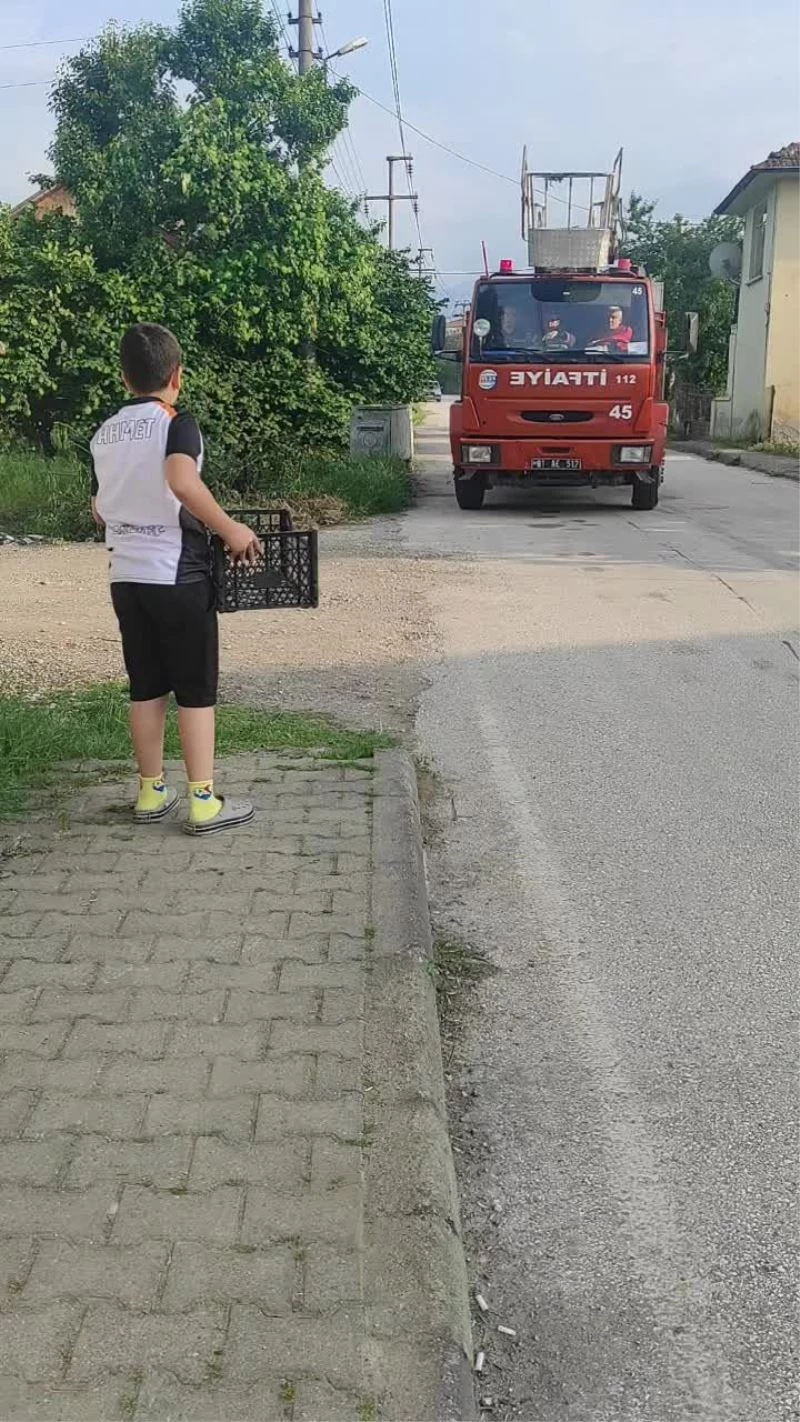 Yuvadan düşen kuşu fark eden çocuğun merhameti dikkat çekti
